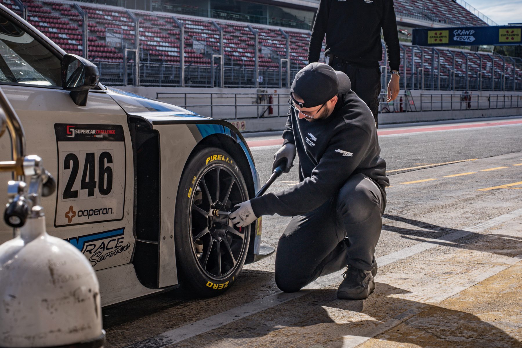Monteur van JW Raceservice aan het wiel van de #246 in de pitlane