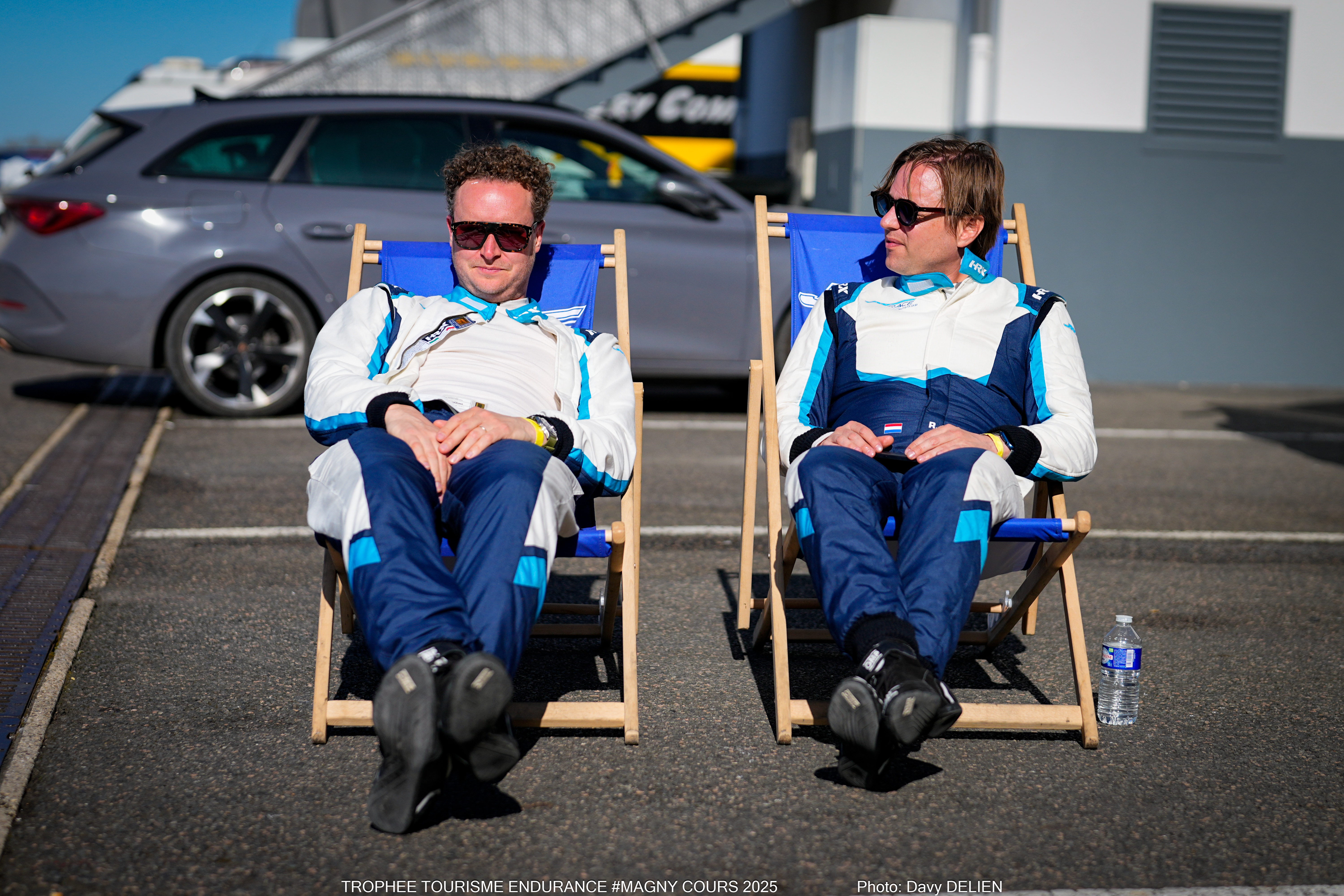 Squadra coureurs ontspannen in paddock Magny-Cours endurance weekend